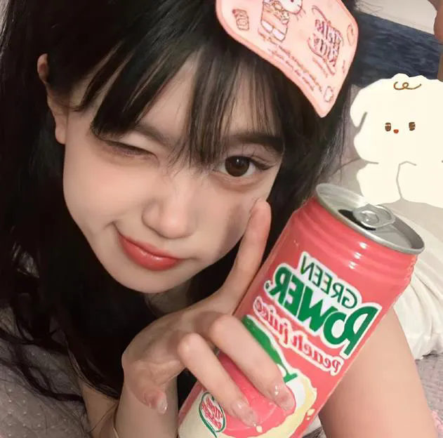 系红裤带的女人